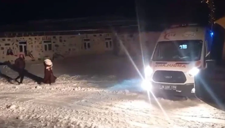 Kar ve tipi nedeniyle yolu kapanan köyde rahatsızlanan bebek hastaneye ulaştırıldı