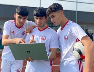 Mersin’de genç futbolcular, AA’nın “Yılın Kareleri” oylamasına katıldı