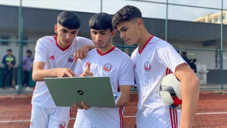 Mersin’de genç futbolcular, AA’nın “Yılın Kareleri” oylamasına katıldı
