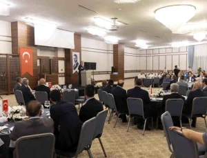 Mersin Büyükşehir Belediye Başkanı Vahap Seçer, ilçe belediye başkanları ve meclis üyeleriyle bir araya geldi