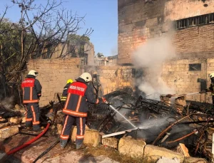 Mersin’de 3 Katlı Apartmanın Arka Kısmında Yangın Çıktı